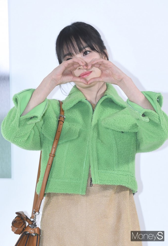 [머니S포토] 송혜교 '하트 받으세요~'
