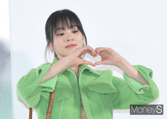 [머니S포토] 송혜교 '하트 받으세요~'