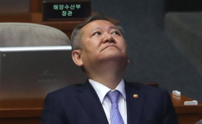 '직무정지' 이상민, 자택에서 탄핵심판 대비… 보수 규정은?