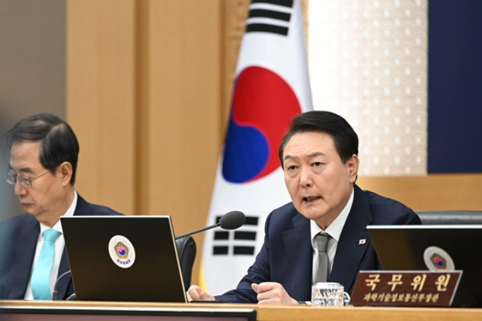 더불어민주당이 윤석열 대통령을 고발하는 방안을 검토하고 있다는 일각의 보도와 관련해 "사실이 아니라"라고 부인했다. 사진은 지난 7일 정부세종청사에서 열린 제6회 국무회의에서 모두발언을 하는 윤 대통령. /사진=대통령실 제공