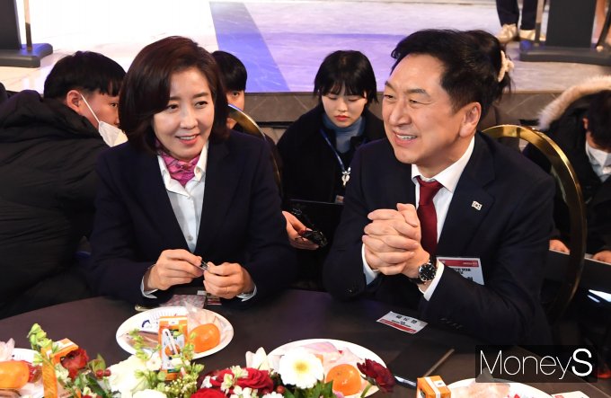 [머니S포토] 나경원과 함께 보수단체 행사 나란히 참석한 김기현