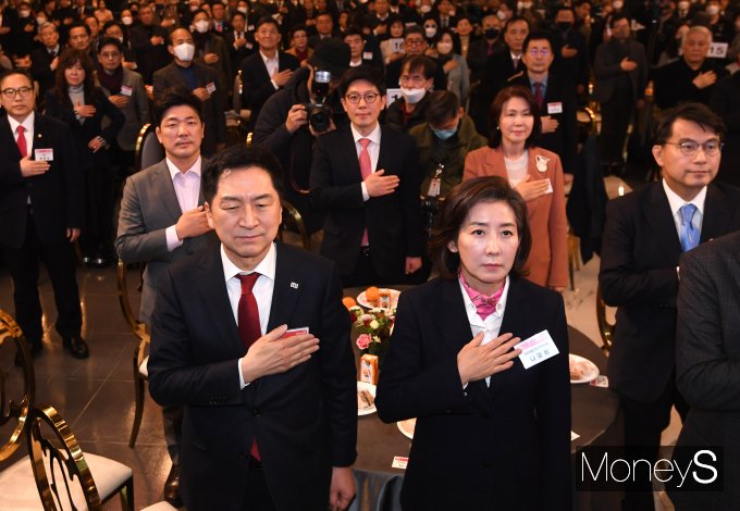[머니S포토] 새민연 전국대회, 국민의례하는 김기현·나경원