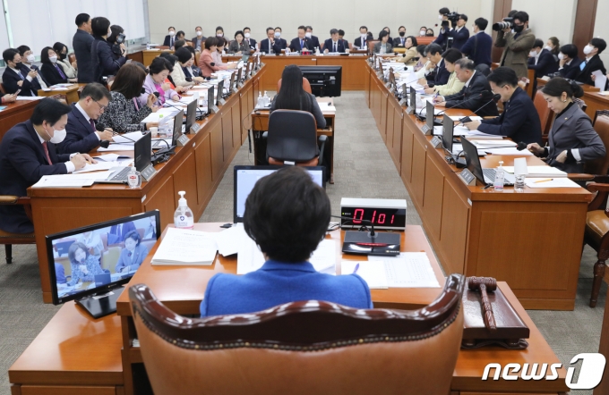 9일 서울 여의도 국회에서 보건복지위원회 전체회의가 열리고 있다. 2022.2.9/뉴스1 ⓒ News1 허경 기자