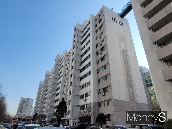 지난 2월27일 찾은 서울 영등포구 여의도동 대교아파트. 건물 외벽은 페인트칠이 벗겨져 있어 아파트 연식을 가늠할 수 있었다. /사진=신유진 기자 