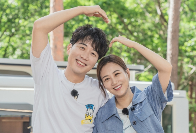 가수 장윤정과 방송인 도경완 부부가 이혼설에 휩싸였다. /사진=LG헬로비전 제공