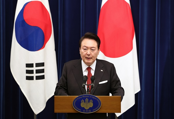 한일 정상회담을 가진 윤석열 대통령은 16일 "양국간 외교·경제 당국간 전략대화를 비롯해 양국의 공동 이익을 논의하는 협의체들을 조속히 복원하기로 합의했다"며 "앞으로 NSC 차원의 한일 경제안보대화 출범을 포함해 다양한 협의가 이어지기를 기대한다"고 밝혔다. 사진은 이날 도쿄 총리 관저에서 열린 한일 정상 공동 기자회견에서 취재진 질문에 답변하고 있는 윤석열 대통령. /사진=뉴시스