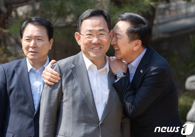 김기현 국민의힘 대표(오른쪽)와 주호영 원내대표가 19일 오후 서울 종로구 삼청동 총리공관에서 열린 고위당정협의회에서 기념 촬영을 마친 후 회의장으로 이동하며 대화를 하고 있다. 2023.3.19/뉴스1 ⓒ News1 이재명 기자