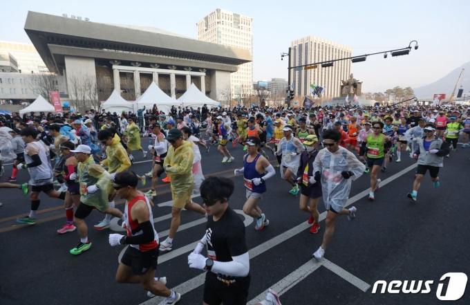 19일 오전 서울 종로구 광화문광장에서 열린 2023 서울마라톤에서 참가자들이 힘차게 출발하고 있다. 이번 대회는 4년 만에 엘리트와 마스터스가 모두 참가하는 오프라인 대회로 열렸다. 2023.3.19/뉴스1 ⓒ News1 김민지 기자