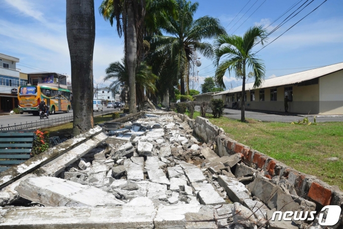 18일(현지시간) 에콰도르 발라오 인근에서 규모 6.8의 지진이 발생한 가운데 인근 마찰라 도심 보도블럭이 완전히 갈라진 모습이다. 2023.03.18. ⓒ AFP=뉴스1 ⓒ News1 김성식 기자