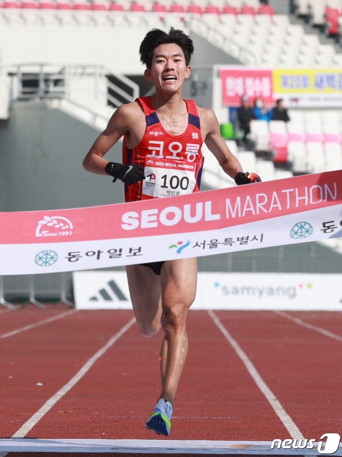 [사진] 2023 서울마라톤 남자 국내부 1위 차지한 박민호