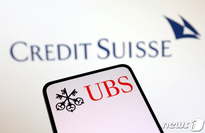 스위스 1,2위 은행인 UBS와 크레디트 스위스 은행의 이미지를 합성한 시각물. ⓒ 로이터=뉴스1 ⓒ News1 박형기 기자