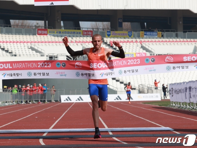 [사진] 에티오피아 타디스, 2023 서울마라톤 남자 국제부 우승