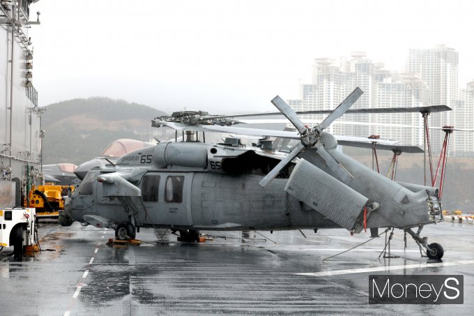 [머니S포토] 美 마킨 아일랜드함 MH-60 '시호크' 헬기 탑재