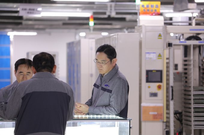 3년 만에 중국 찾은 이재용, 삼성전기 'MLCC' 챙긴 이유