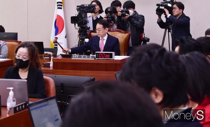 [머니S포토] 국회 법사위 주재하는 김도읍 위원장