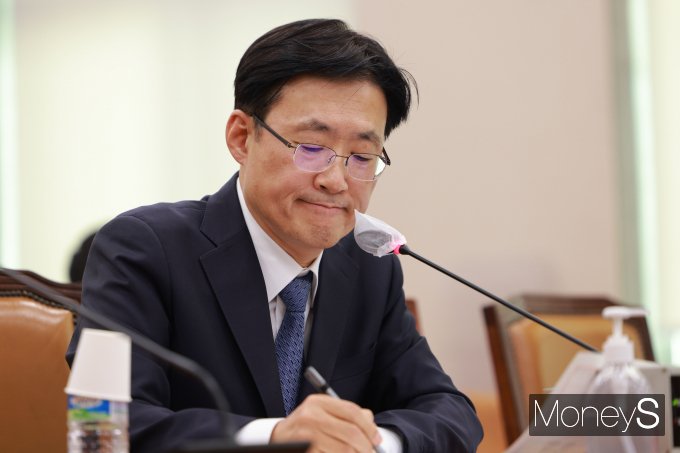 [머니S포토] 질의 메모하는 김형두 헌법재판관 후보자