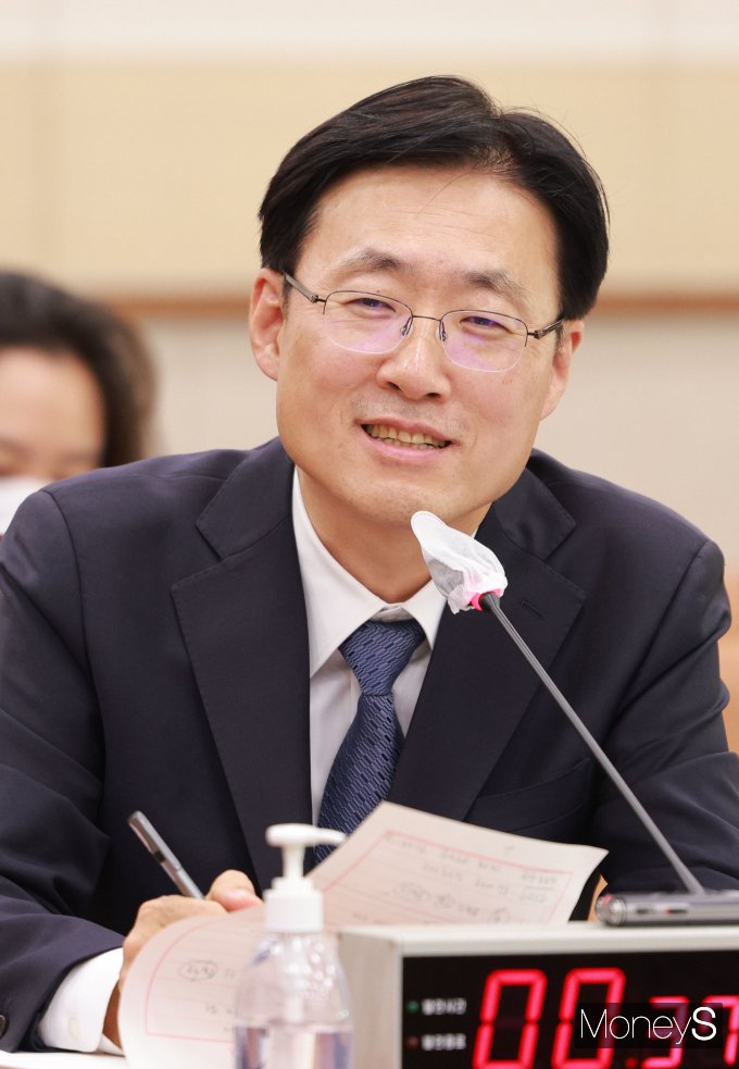 [머니S포토] 미소 짓는 김형두 헌법재판관 후보자