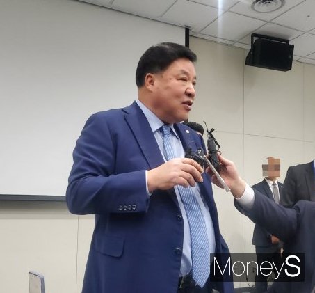 돌아온 서정진 "술 마시지 마라"… 차남 실종사건에 '곤혹'