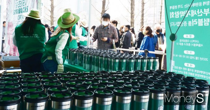 [머니S포토] 스타벅스, 부산세계박람회 유치기원 응원 서명 캠페인 전개