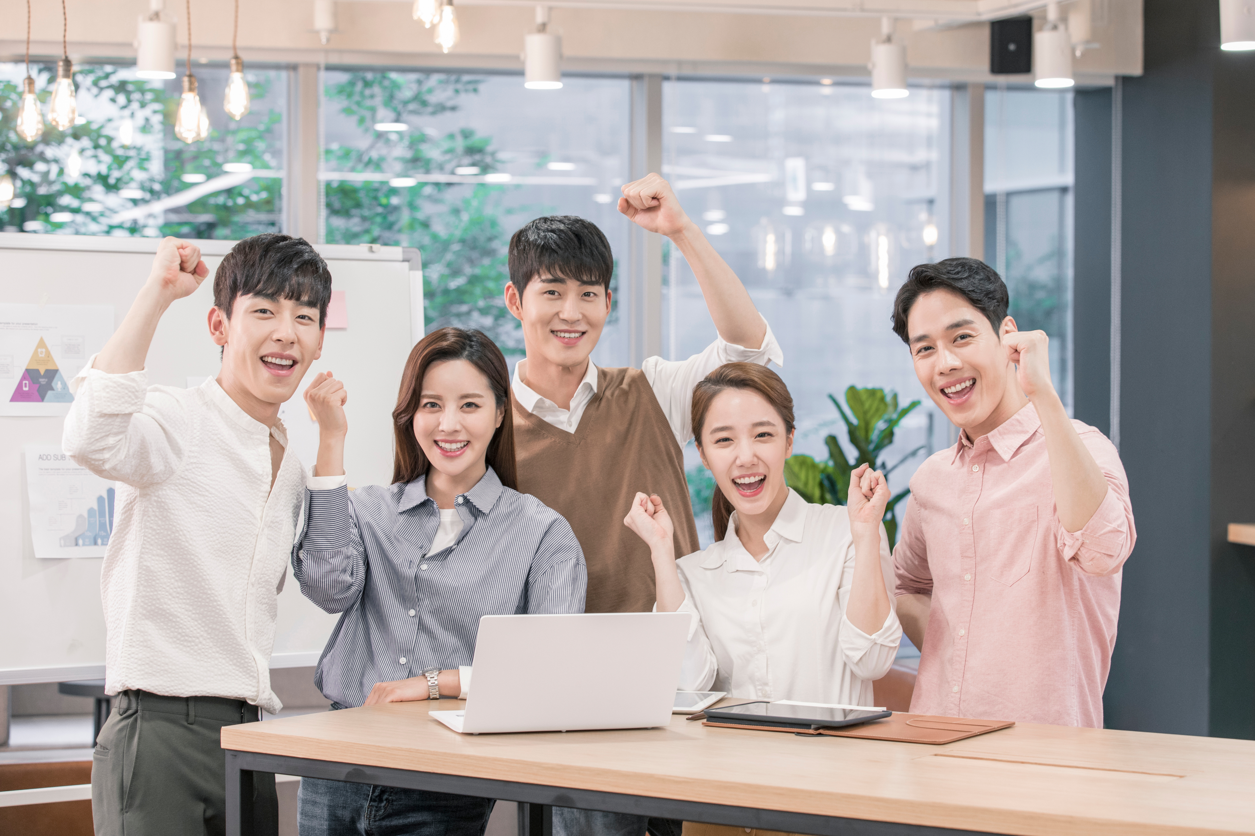 사람들이 주먹을 불끈쥐고 파이팅 하는 이미지