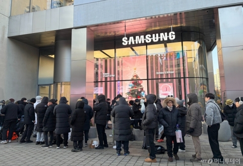 360만원짜리에 밤샘 줄...얼어붙은 입 웃게 한 삼성 '3단폰', 대체 뭐길래