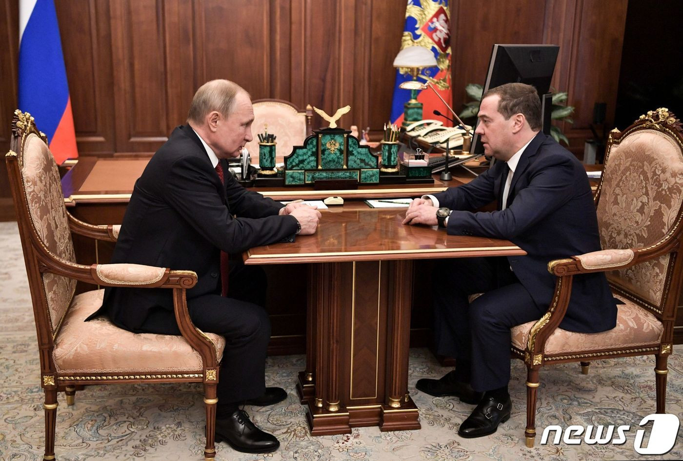 (모스크바 AFP=뉴스1) 우동명 기자 = 블라디미르 푸틴 러시아 대통령과 드미트리 메드베데프 총리가 15일(현지시간) 모스크바에서 내각 총사퇴 결정을 발표하기 앞서 얘기를 나누고 있다.   © AFP=뉴스1  