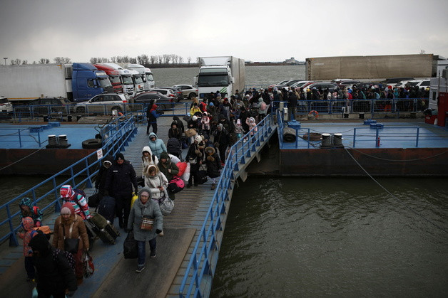 (이삭체아 로이터=뉴스1) 우동명 기자 = 9일(현지시간) 루마니아 이삭체아 국경 검문소에서 러시아의 침공을 피해 우크라이나 피란민들이 페리선으로 도착을 하고 있다.  © 로이터=뉴스1  