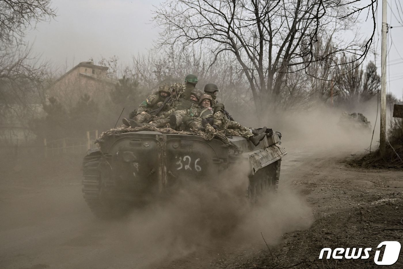 (바흐무트 AFP=뉴스1) 우동명 기자 = 22일(현지시간) 우크라이나 바흐무트 전선에서 병사들이 러시아 군을 향해 BMP 보병 전투 차량을 이동하고 있다.  ⓒ AFP=뉴스1  Copyright ? 뉴스1. All rights reserved. 무단 전재 및 재배포 금지.