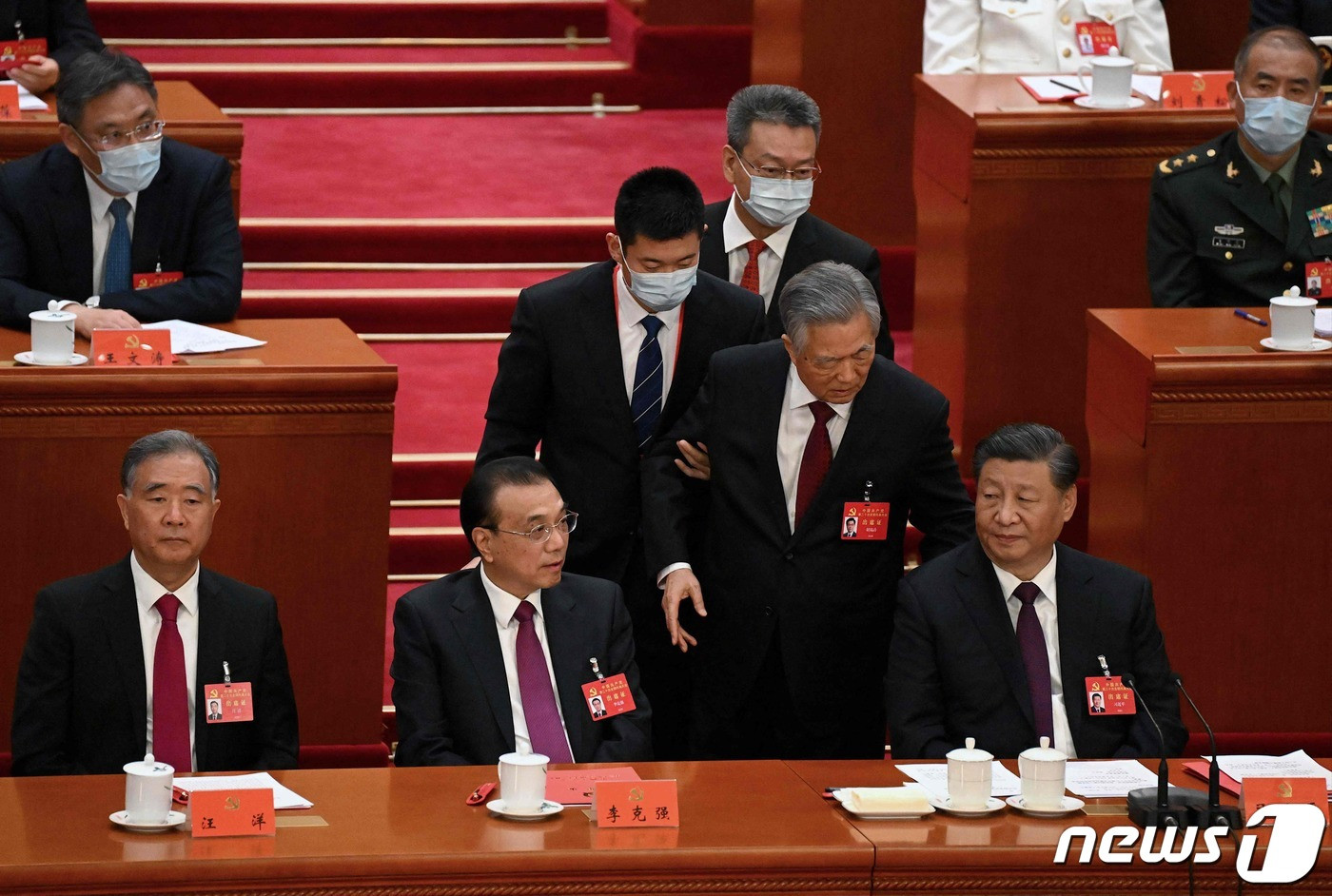 (베이진 AFP=뉴스1) 우동명 기자 = 후진타오 전 중국 국가주석이 22일 (현지시간) 베이징 인민 대회당에서 열린 중국 공산당 20차 당 대회의 폐막식 중 퇴장하며 리커창 총리, 왕양 정협 주석과 나란히 앉은 시진핑 주석에게 얘기를 하고 있다.  ⓒ AFP=뉴스1  Copyright ? 뉴스1. All rights reserved. 무단 전재 및 재배포 금지.