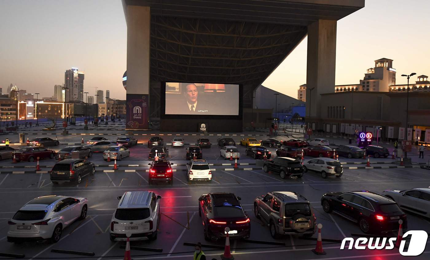 (두바이 AFP=뉴스1) 우동명 기자 = 17일 (현지시간) 코로나19 팬데믹 속 UAE 두바이의 에미리트 몰 밖 자동차 극장에서 시민들이 차량에서 영화를 보고 있다.  © AFP=뉴스1  