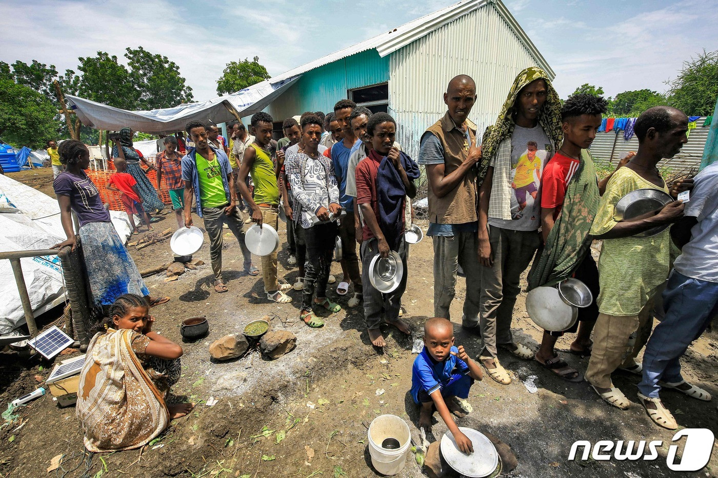 (바순다 AFP=뉴스1) 구진욱 기자 = 10일(현지시간) 수단 동부 게다레프 지역 바순다의 한 마을에서 에티오피아 난민들이 음식을 얻기 위해 줄을 서고 있다.  ? AFP=뉴스1  