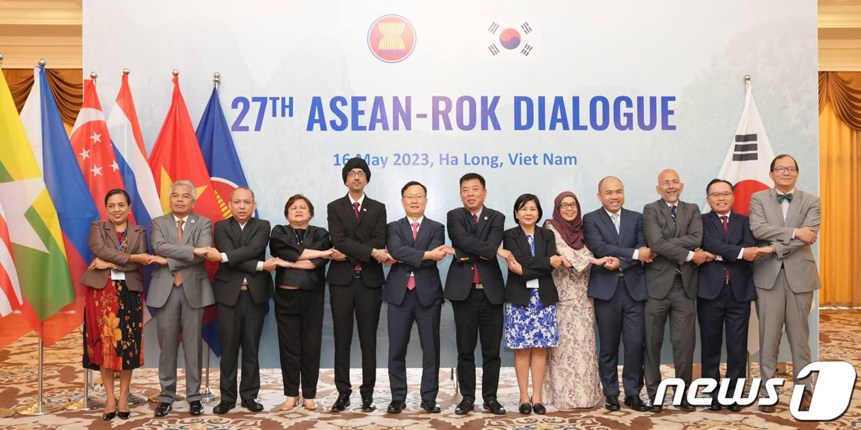(서울=뉴스1) = 최영삼 외교부 차관보(왼쪽 여섯 번째)이 15일부터(현지시간)베트남 하롱시티에서 열리고 있는 제27차 한-아세안 대화(ASEAN-ROK Dialogue)에서 참석자들과 기념촬영을 하고 있다. (외교부 제공) 2023.5.16/뉴스1  Copyright © 뉴스1. All rights reserved. 무단 전재 및 재배포 금지.
