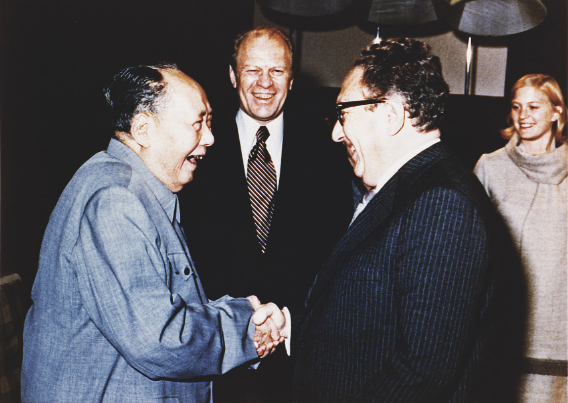 1975년 당시 국무장관이던 헨리 키신저가 포드 대통령과 함께 마오쩌둥 주석을 만난 모습. /사진= Gerald R. Ford Library