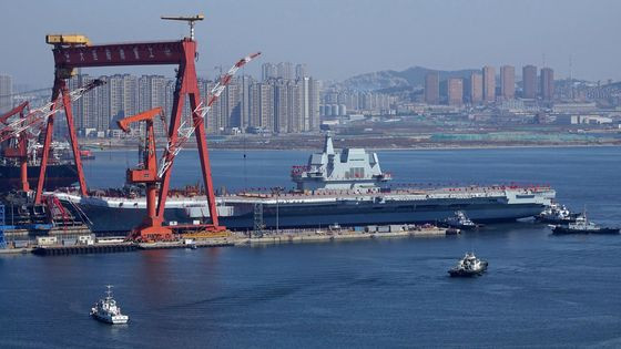 중국이 2017년 4월 26일 최초의 자체 제작 항모 진수식을 거행했다. 중국 해군은 이날 오전 중국선박중공업그룹 다롄(大連) 조선소에서 '001A'형 항공모함의 진수식을 열었다. © AFP=뉴스1  