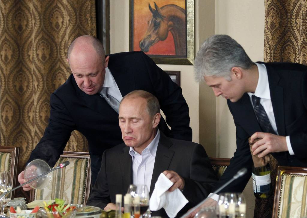  [모스코바=AP/뉴시스] 지난 2011년 11월 11일(현지시각) 모스크바 외곽의 한 식당에서 저녁 식사 중 바그너 그룹 수장 예브게니 프리고진(왼쪽)이 블라디미르 푸틴 러시아 대통령에게 음식을 건네고 있는 모습. 2023.06.25