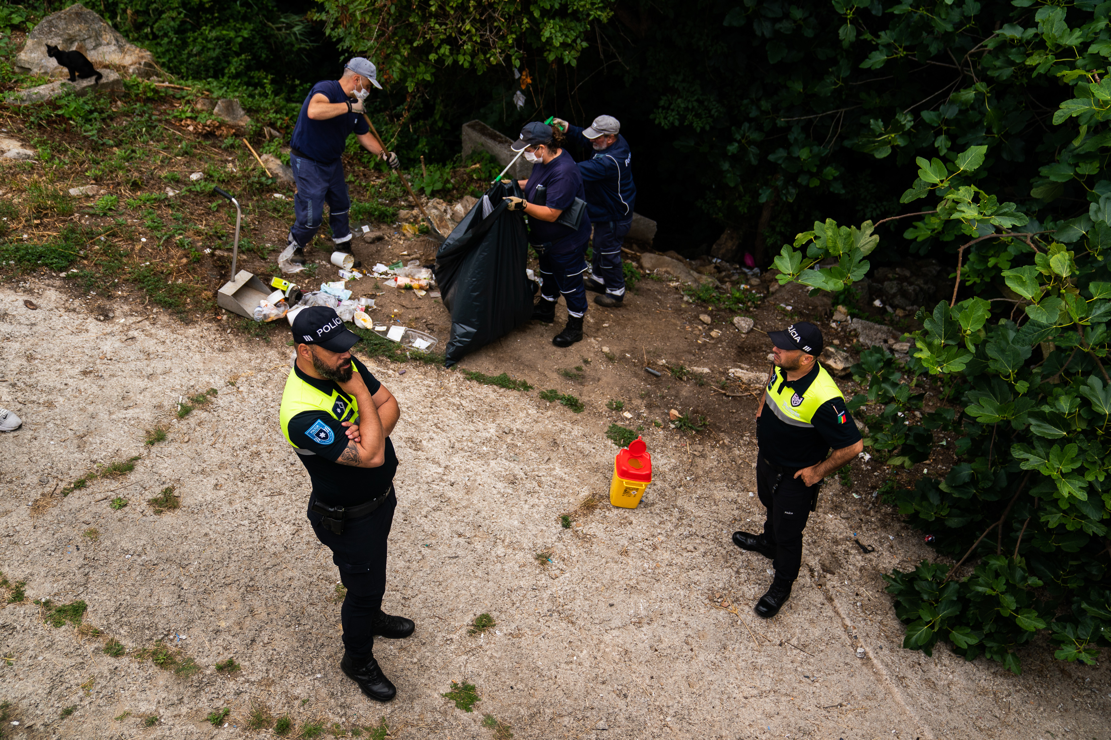 포르투에서 쓰레기와 마약 주사기를 줍는 청소부들을 경찰이 에스코트하고 있다. /사진=Demetrius Freeman/The Washington Post