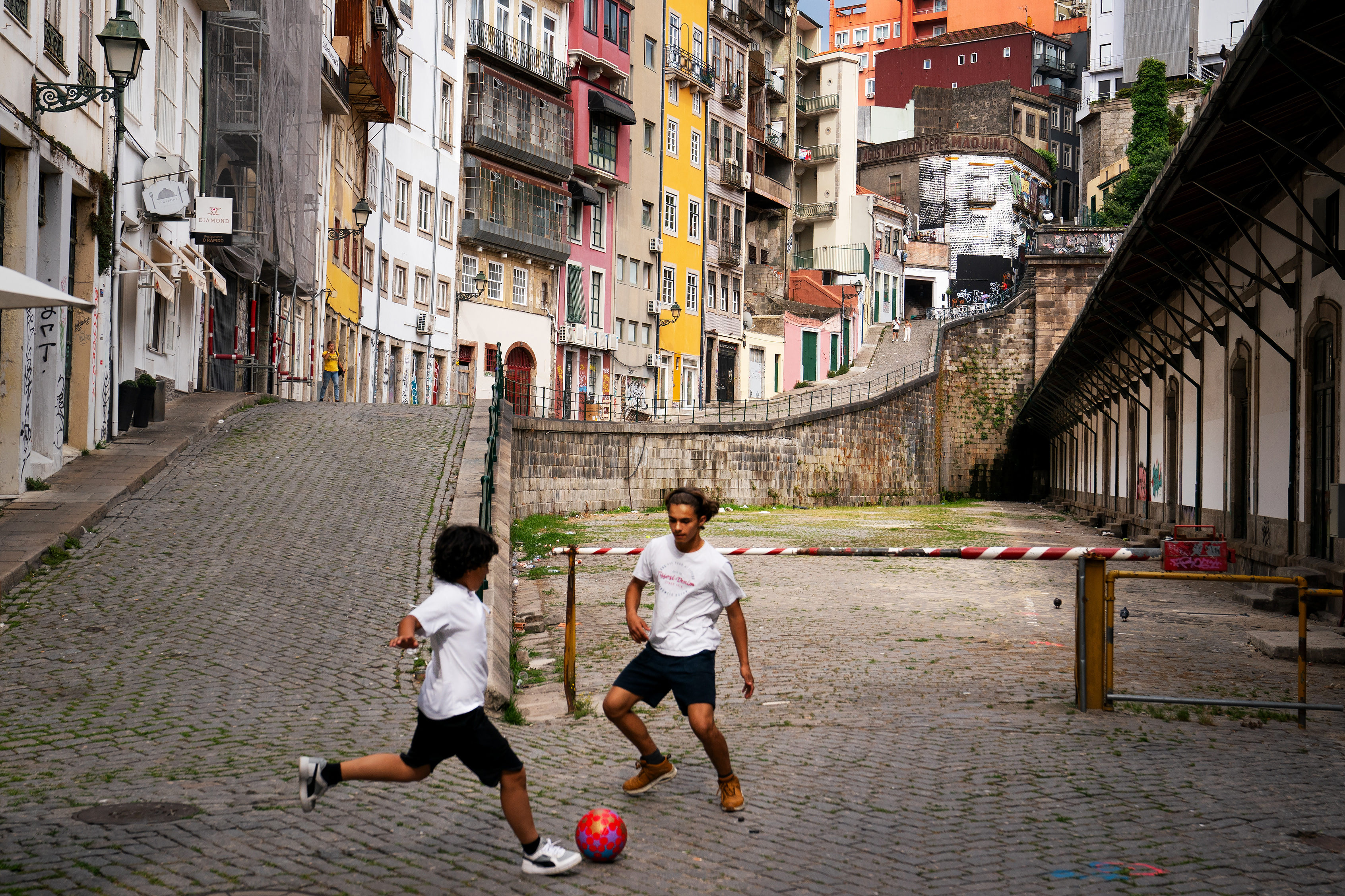 마약 복용에 사용된 주사기가 굴러다니는 포르투 상벤투역 근처에서 아이들이 축구를 하고 있다. /사진=Demetrius Freeman/The Washington Post