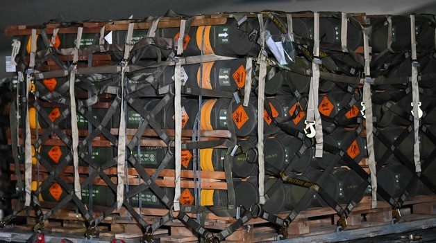 (키예프 AFP=뉴스1) 우동명 기자 = 25일(현지시간) 우크라이나 키예프 공항에서 미국이 러시아의 침공에 대비하기 위해 지원하는 탄약과 무기들이 도착해 있다.  ? AFP=뉴스1  