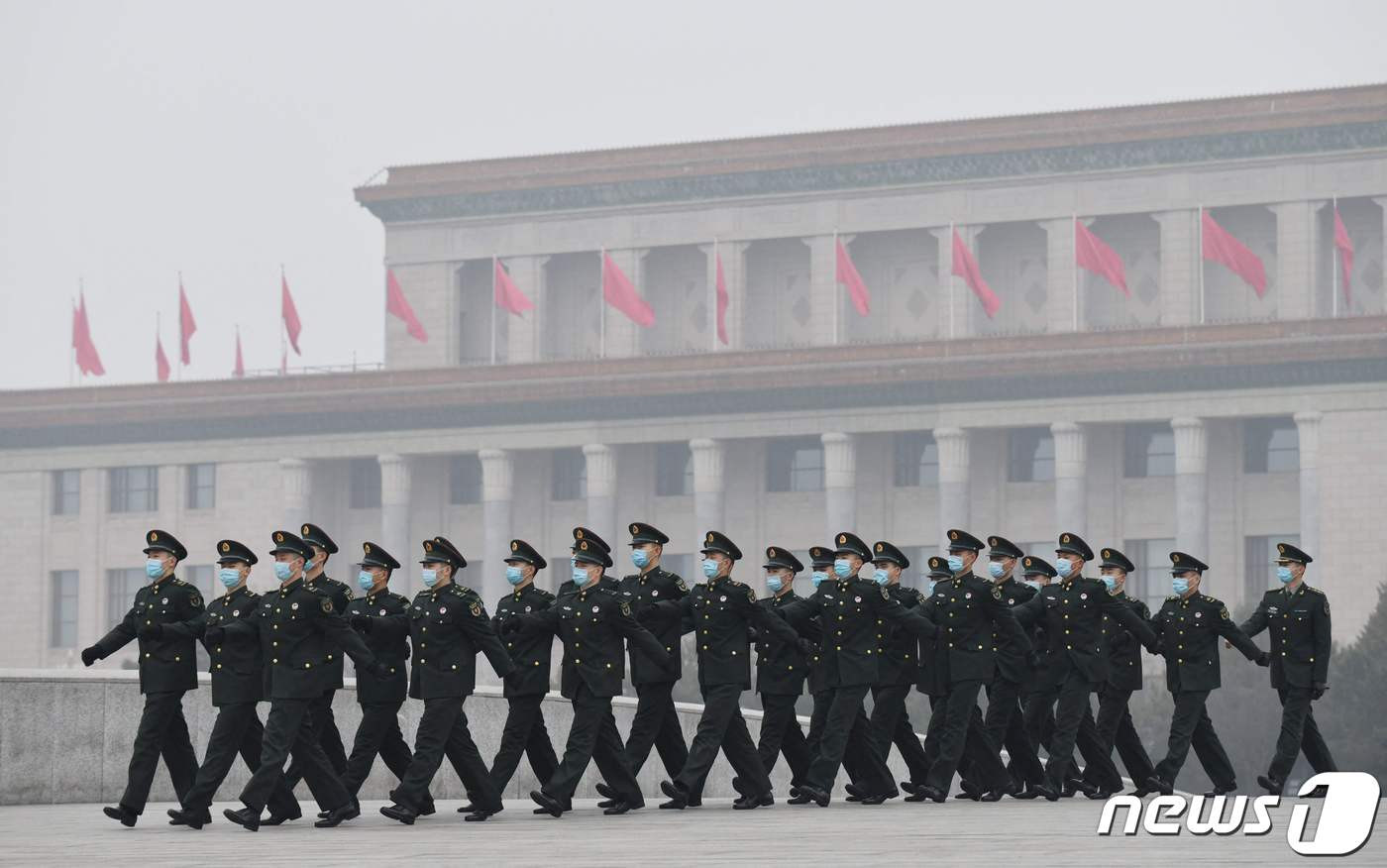 (베이징 AFP=뉴스1) 우동명 기자 = 3일 (현지시간) 전인대 개막을 앞두고 베이징 인민대궁전 앞 도로에서 인민해방군이 행진을 하고 있다.  © AFP=뉴스1  