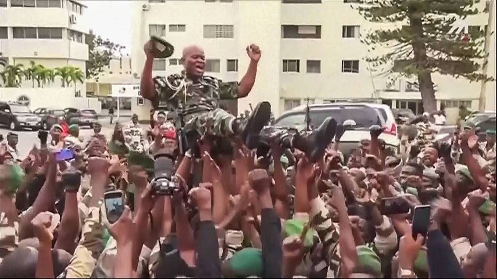 가봉 수도 리브르빌 시내에서 군인들이 은구마 장군을 헹가래 치는 모습 /Gabon24 via AP