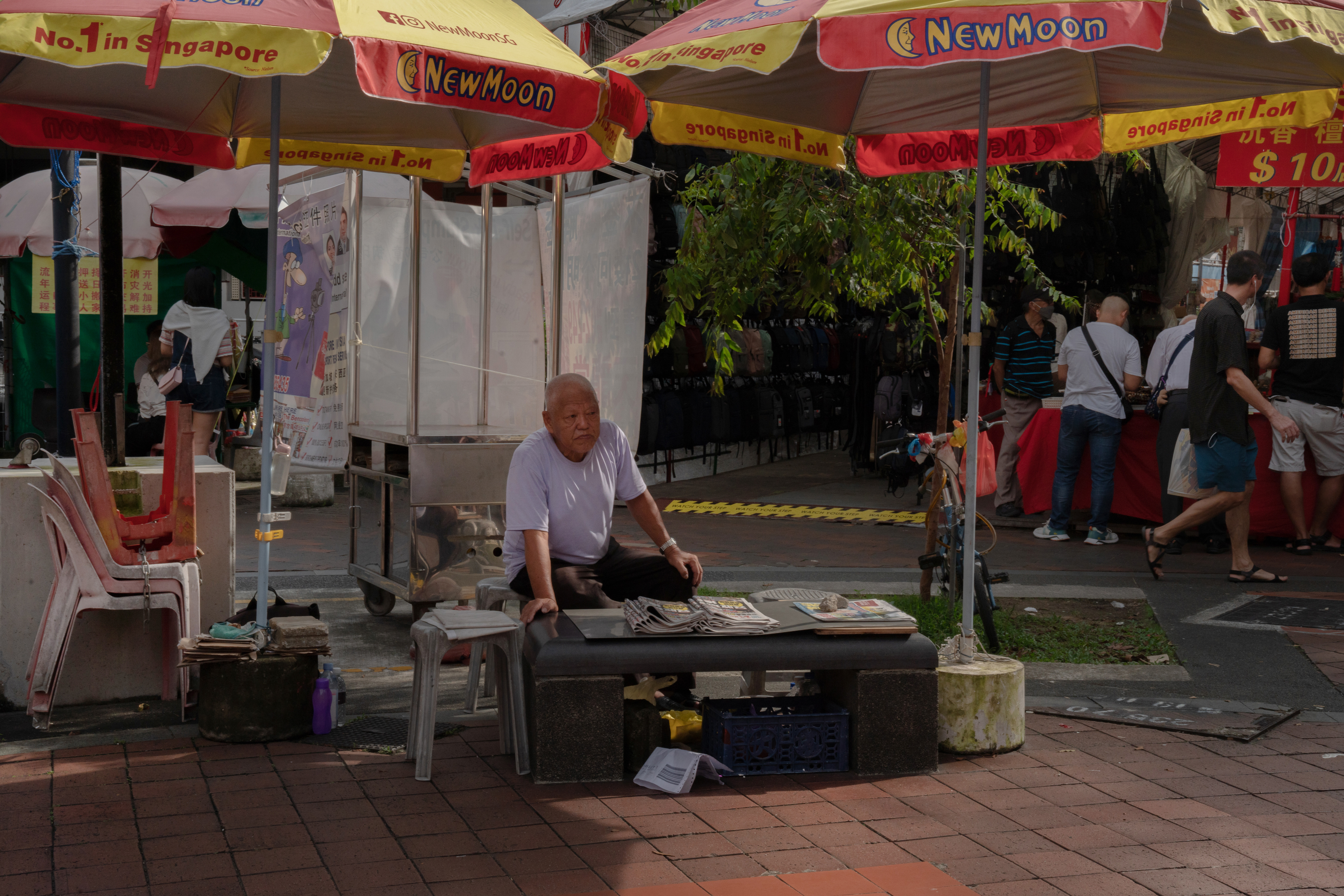 워털루 거리에서 한 남자가 중국어 신문 롄허짜오바오를 비롯한 신문을 팔고 있다. /사진=Amrita Chandradas (Washington Post)