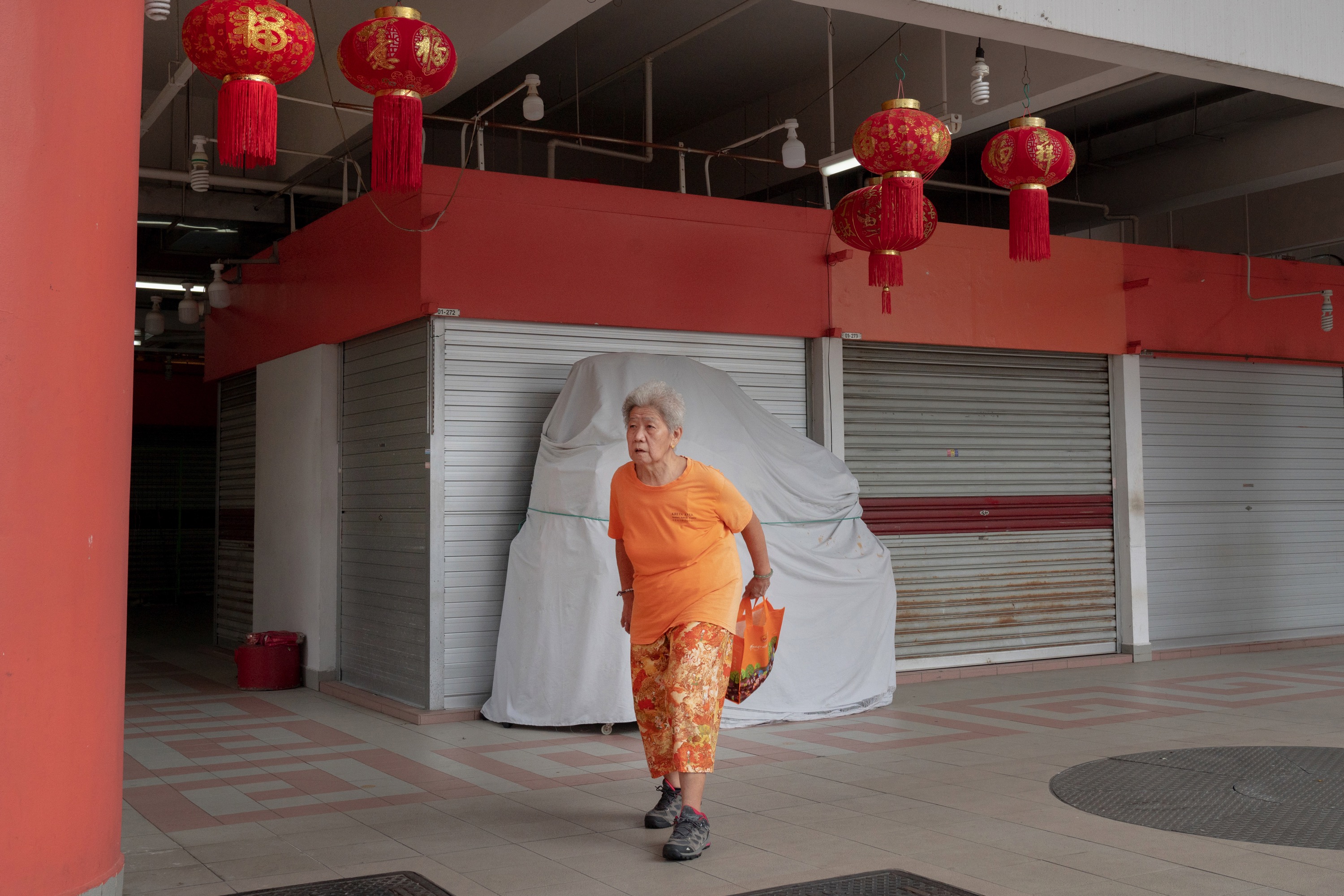 한 여성이 싱가포르의 차이나타운을 걷고 있다. 도시국가 싱가포르의 정부는 중국계에 "적대적인 외국의 공작"에 주의하라고 경고하면서 중국계 싱가포르인이라는 별도의 정체성에 방점을 찍고 있다. /사진=Amrita Chandradas (Washington Post)