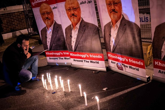 = 25일(현지시간) 터키 이스탄불의 사우디아라비아 영사관 앞에 피살된 사우디 언론인 자말 카슈끄지의 사진과 촛불을 갖다놓은 임시 추모시설이 설치되어 있다.  ? AFP=뉴스1  