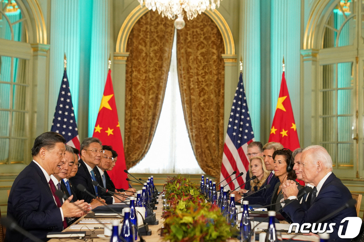 (우드사이드 로이터=뉴스1) 우동명 기자 = 조 바이든 미국 대통령과 시진핑 중국 국가주석이 15일(현지시간) 캘리포니아주 샌프란시스코 우드사이드 인근의 파이롤리 에스테이트에서 APEC 정상회의 중 1년 만에 만나 회담을 하고 있다. 2023.11.16  ⓒ 로이터=뉴스1  Copyright ? 뉴스1. All rights reserved. 무단 전재 및 재배포,  AI학습 이용 금지.