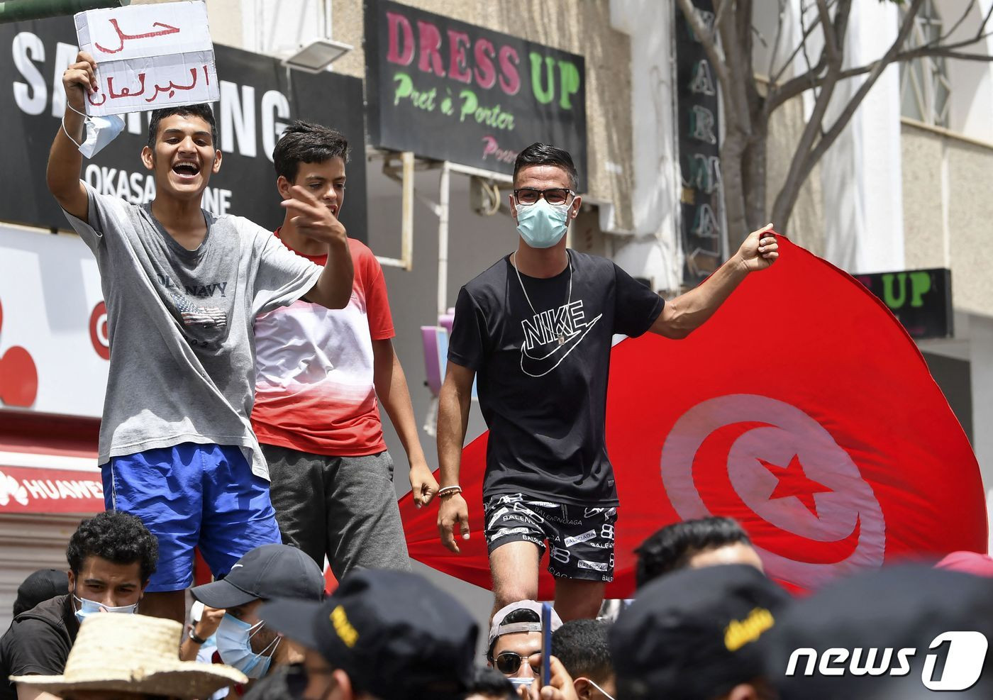 '아랍의 봄'을 촉발시킨 튀니지의 반정부 시위 또한 식량가격 상승으로 인한 경제적 문제가 정치적 불만으로 이어지면서 발생했다. (튀니스 AFP=뉴스1) 이정후 기자 = 25일(현지시간) 튀니지 수도 튀니스의 국회의사당 앞에서 반정부 시위가 열렸다. 시위대가 '의회 해산'이 적힌 팻말과 국기를 흔들고 있다.  © AFP=뉴스1  