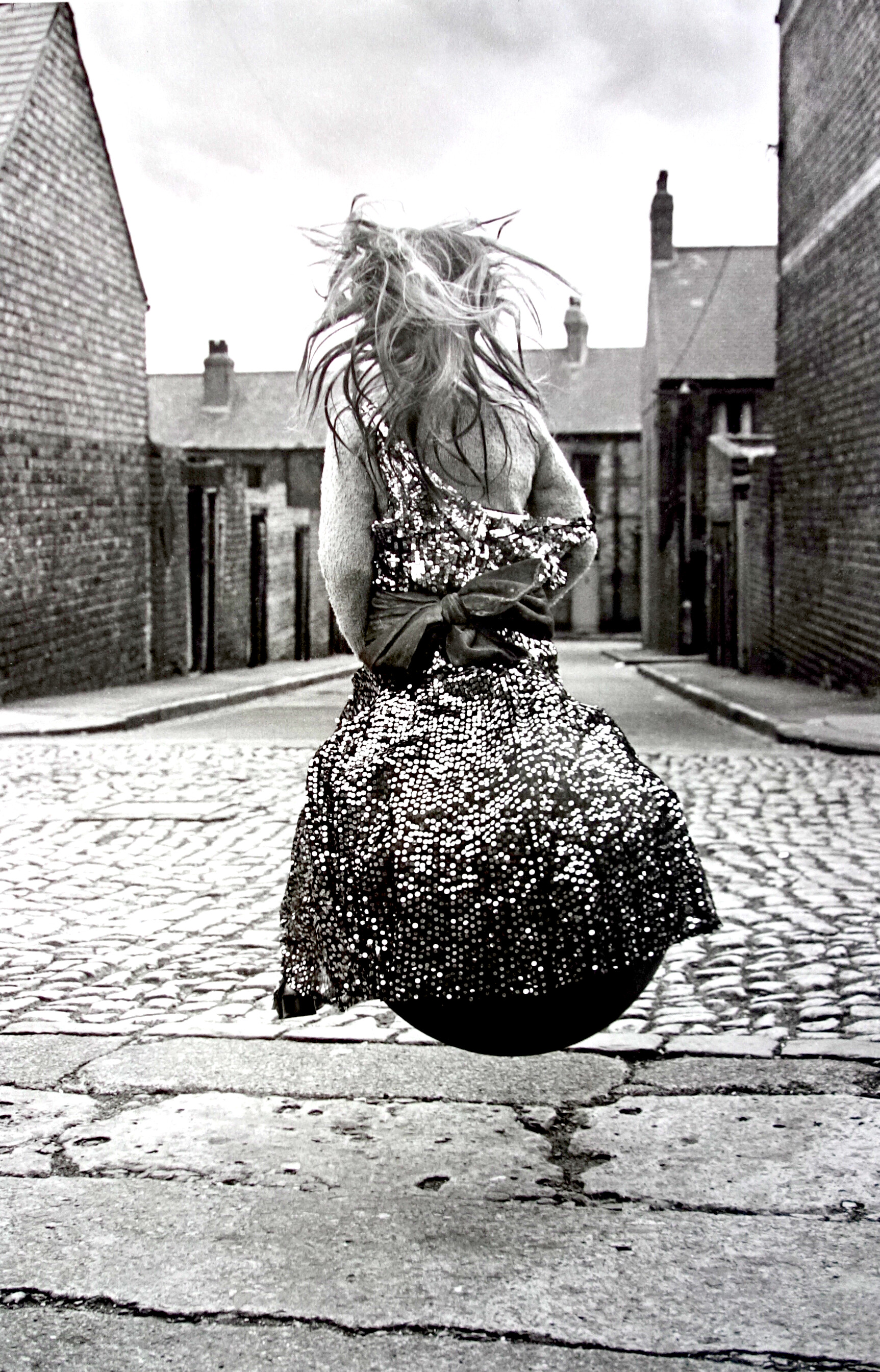 Sirkka-Liisa Konttinen, Girl on Space Hopper, Byker, 1971 / © Sirkka-Liisa Konttinen, Courtesy Michael Hoppen, London