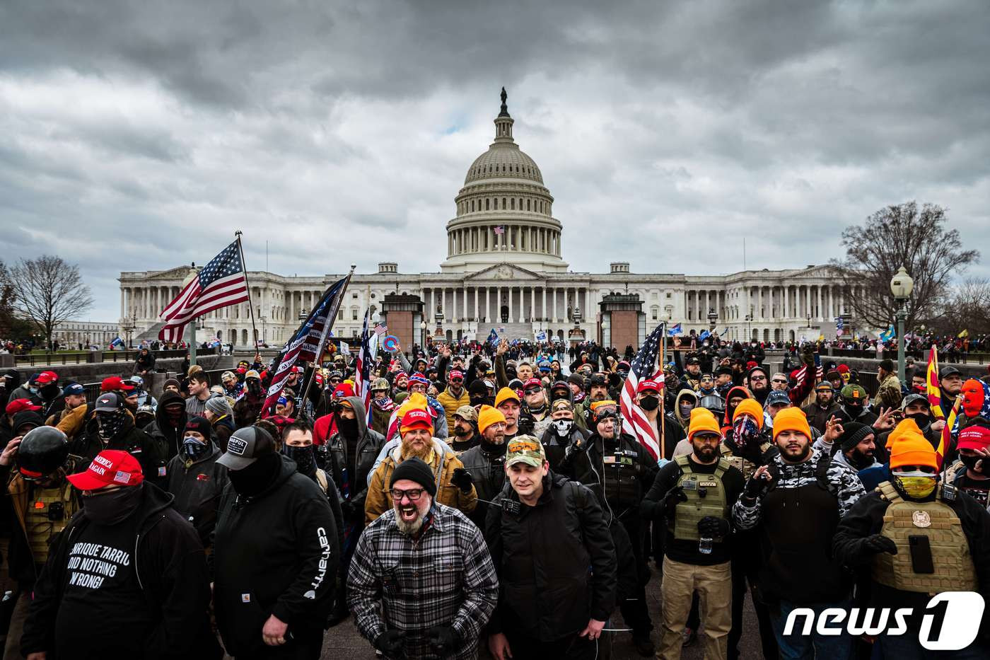 (워싱턴 AFP=뉴스1) 우동명 기자 =  6일(현지시간) 도널드 트럼프 미국대통령의 지지자들이 워싱턴 의사당 앞에 모여 있다.    © AFP=뉴스1  