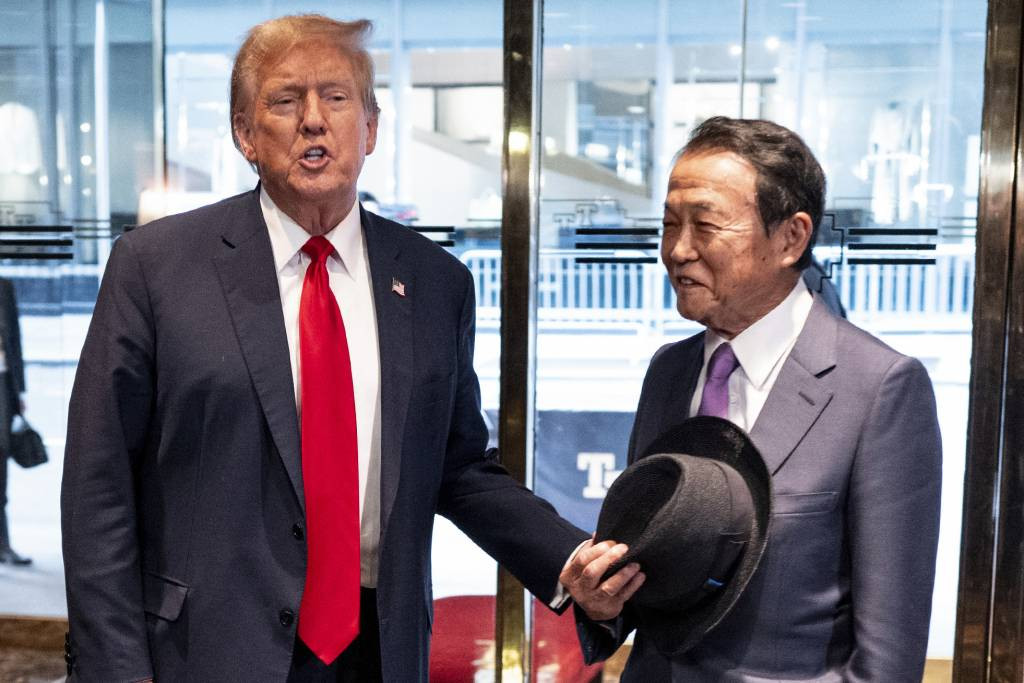  [뉴욕=AP/뉴시스] 미국 공화당 대선 후보인 도널드 트럼프 전 미국 대통령이 23일(현지시각) 뉴욕 맨해튼의 트럼프 타워에서 아소 다로 전 일본 총리를 만나고 있다. 2024.04.24.