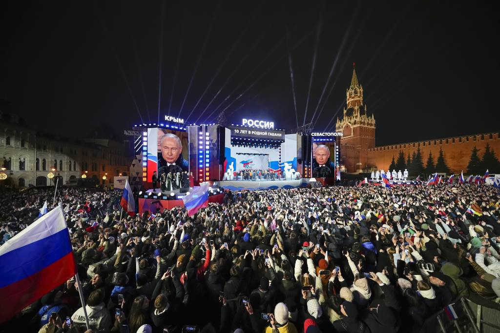  [모스크바=AP/뉴시스] 18일(현지시각) 러시아 모스크바의 붉은광장에서 블라디미르 푸틴 대통령의 대선 승리와 크림반도 합병 10주년 기념 음악회가 열려 이 자리에 참석한 푸틴 대통령의 모습이 스크린에 나오고 있다. 푸틴 대통령은 지난 15~17일 실시된 러시아 대선에서 득표율 87.28%로 압승하며 5선에 성공했다. 2024.03.19.