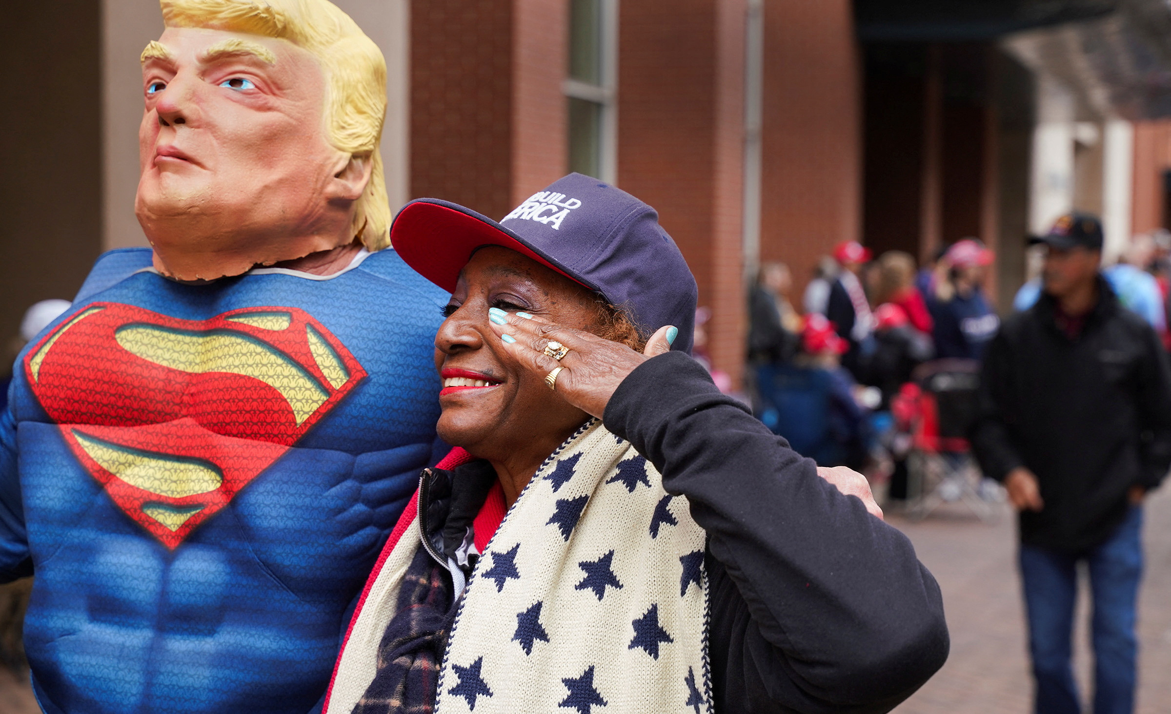 슈퍼맨 복장을 하고 트럼프 마스크를 착용한 사람 옆에서 거수 경례를 하고 있는 미국 시민. /사진=뉴스1/로이터